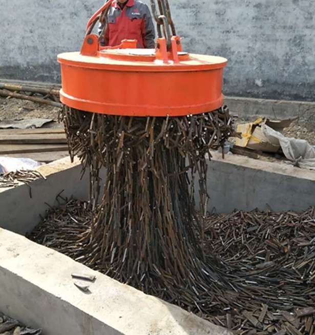 行吊廢鋼電磁鐵吸盤(pán) 行吊廢鋼電磁鐵吸盤(pán)